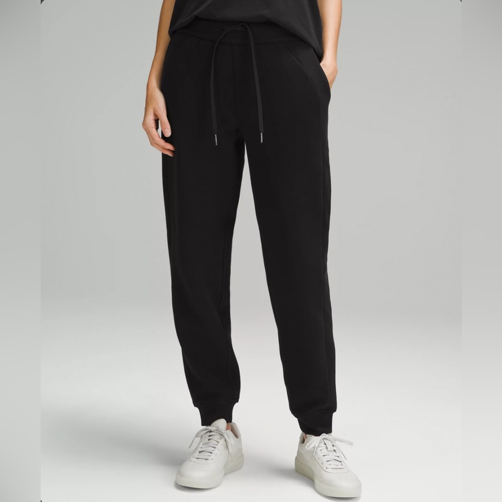 NWOT Lululemon Scuba High Rise Jogger/ Size 4/ Black